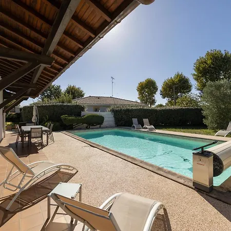 Josephine With Swimmingpool In